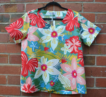 Load image into Gallery viewer, Hibiscus print V neck top