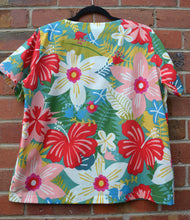 Load image into Gallery viewer, Hibiscus print V neck top