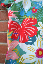 Load image into Gallery viewer, Hibiscus print V neck top