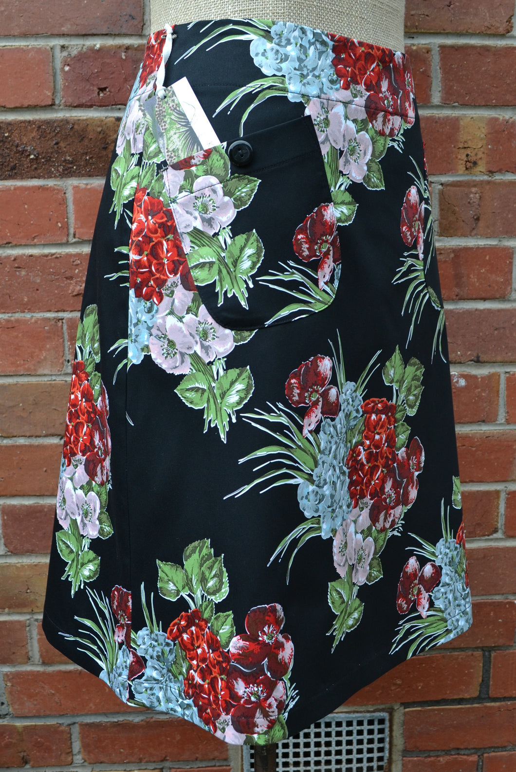 Berserk Romance Stretch sateen pocket skirt
